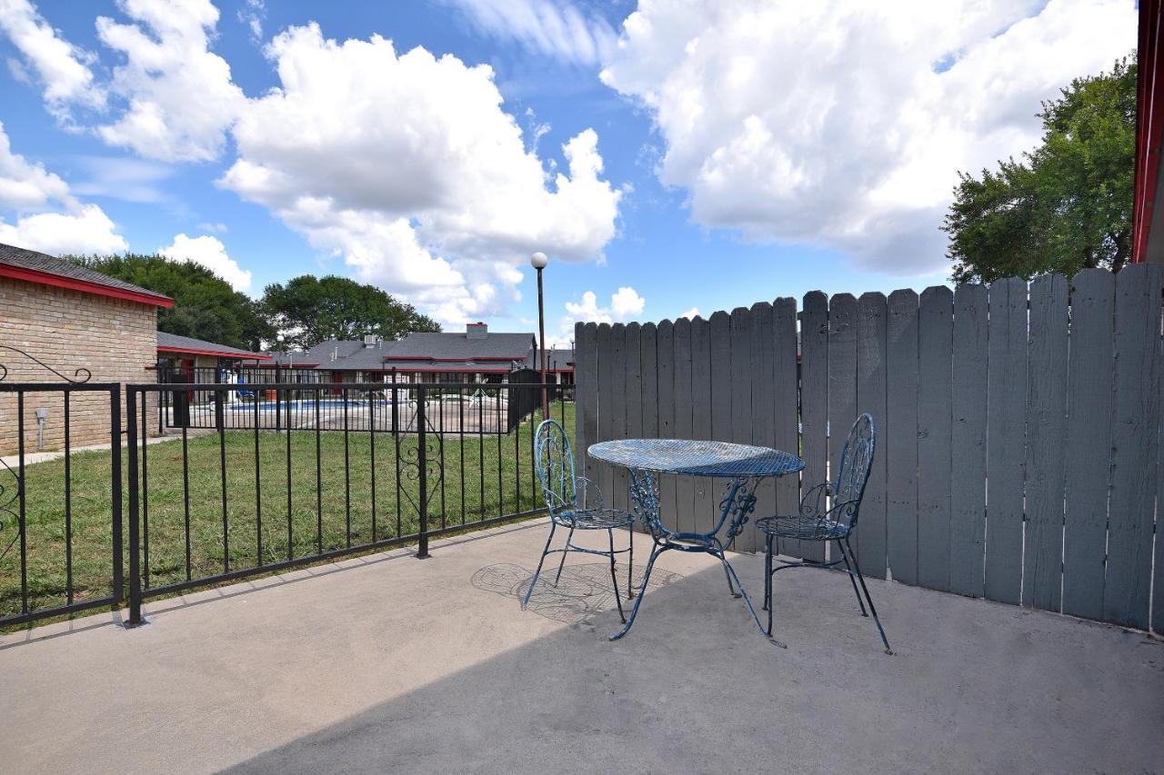 Americas Best Value Inn Lockhart Tx Exteriér fotografie